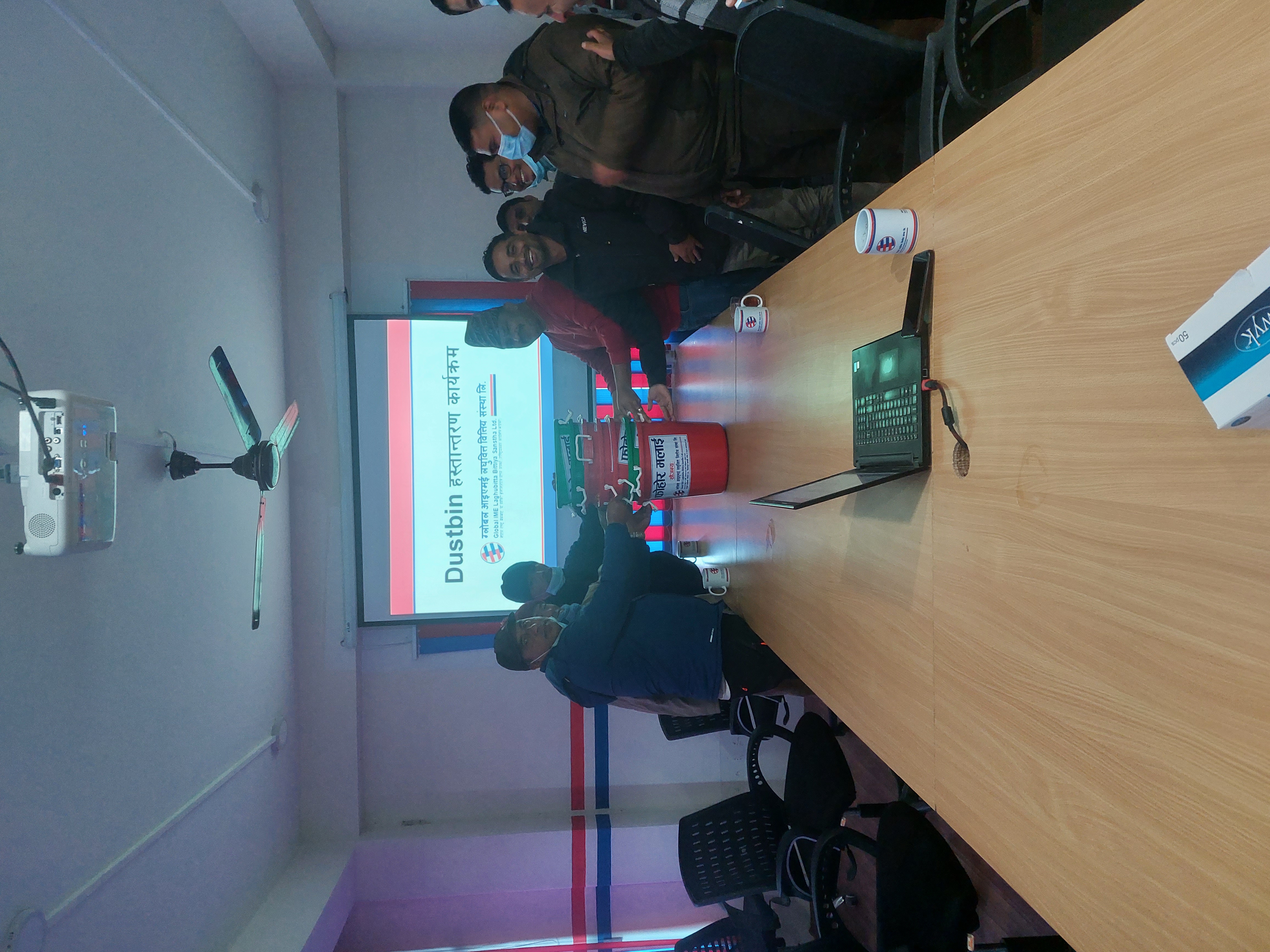 ग्लोबल आइएमई लघुवित्तद्धारा डस्बिन वितरण